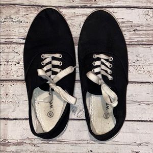 🌵3/$20• Classic Black Low Top Sneaker White Laces